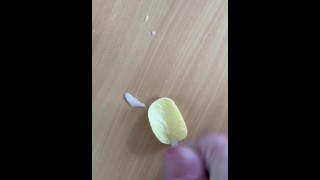 Masturbando e depois comendo, um Pringle coberto de porra