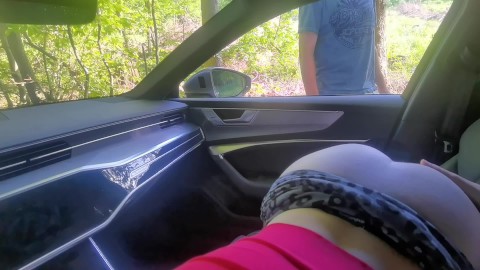 Pijpbeurt in de auto - vreemde voyeur betrapt en bekeek ons
