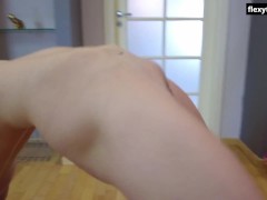 Flexible and twerking babe Toma Sargarepa - Screenshot 14 of 16 - Huge Tits