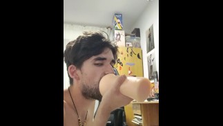 Chico se masturba con juguete y lubricante