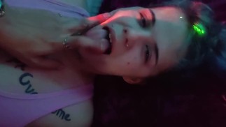 Тебе нравится сосать мой член, детка, спросил он. Я люблю сосать твой член и засовывать его себе в горло!