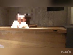[潮吹き]檜のお風呂でイチャイチャ　彼氏に電マ当てられて立ったまま潮吹き　日本人　素人　クリトリス　オーガズム　温泉　お風呂　おもちゃ　onsen  カップル　スマホ撮影 - Screenshot 1 of 16 - Japanese