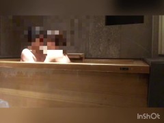 [潮吹き]檜のお風呂でイチャイチャ　彼氏に電マ当てられて立ったまま潮吹き　日本人　素人　クリトリス　オーガズム　温泉　お風呂　おもちゃ　onsen  カップル　スマホ撮影 - Screenshot 2 of 16 - Asian