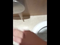 batendo uma no banheiro de um shopping