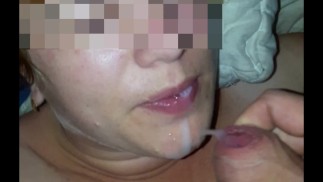 Настоящая парочка трахается в домашних условиях и кончает на губы