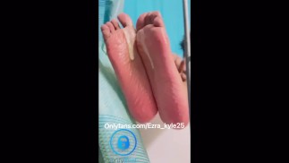 Сливочный массаж ног ASMR для любителей фетиша ног ONLYFANS Ezra_Kyle25