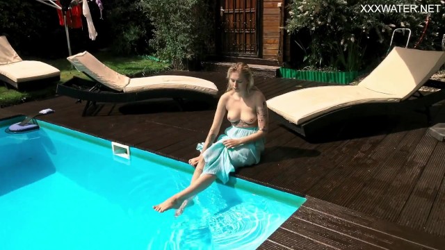 Финская блондинка татуированная порнозвезда Мими под водой