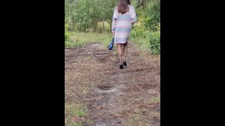 Анна Перв гуляет без трусиков