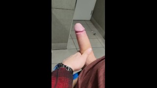johnholmesjunior risqué tirant une charge de sperme dans les toilettes publiques occupées de Vancouver