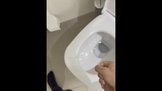 Duitse tiener wordt geil in de badkamer terwijl vrienden op hem wachten