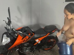Me pongo muy caliente y me masturbo mientras lavo la moto de mi jefe