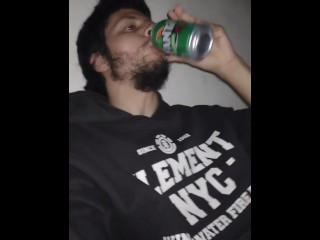 Bebaarde Faggot Drinkt Frisdrank En Boert Zich AF