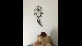 pendant que je couche avec mon petit ami, un message arrive du bureau mais il l'ignore et me baise t