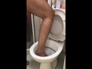Voet in Toilet En Mijn Voet Doorspoelen (voeten in Toilet)