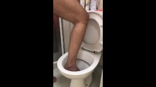 Voet in toilet en mijn voet doorspoelen (voeten in toilet)