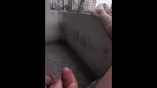 Flashen masturberen op balkon in de buurt van veel gebouw 1