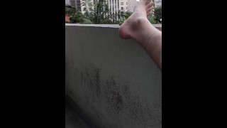 Flashen masturberen op balkon in de buurt van veel gebouw 2