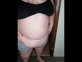 Смотрите, как эта сексуальная SSBBW трясет своим горячим сексуальным животом и🤤😋😜