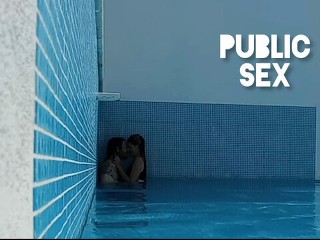FOLLADA FURTIVA EN LA PISCINA * Sexo Público Real