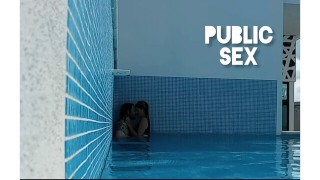 Baise sournoise dans la piscine * Vrai sexe en public