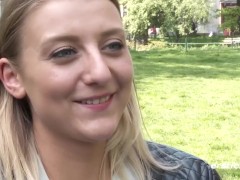 Ersties: Heiße deutsche Amateurin masturbiert vor Kamera