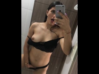 Я записываю себя в ванной в квартире отца моего сына и отправляю ему видео, чтобы согреть его