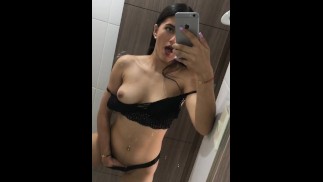 Я записываю себя в ванной в квартире отца моего сына и отправляю ему видео, чтобы согреть его