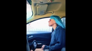 Sexy babe clignotant ses seins aux camionneurs 