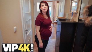 DEUDA4k. Agente bancario le da a milf embarazada retraso a cambio de sexo rápido
