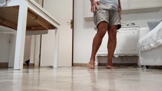 Наслаждайся моим анальным фингерингом! Я люблю грязно, с отчаянной мочой и спермой на моей одежде.