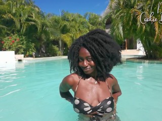 Prachtig Ebony Model, Teaser Aan Het Zwembad!, Verdomde mrs Cookie Brownie is VUUR!!