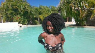 Prachtig Ebony model, teaser aan het zwembad!, verdomde Mrs Cookie Brownie is VUUR!!