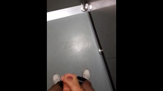 kerel masturbeert in een openbaar toilet. Arabische spraakgeluiden