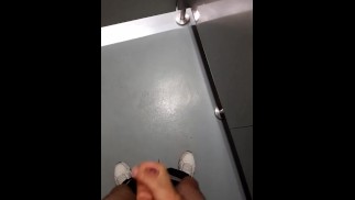 Парень мастурбирует в общественном туалете. Звуки арабской речи