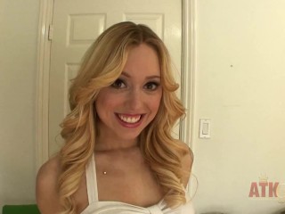 Красивая блондинка Люси Тайлер раздевается и использует вибратор на клиторе для оргазма