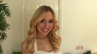 Beautiful blonde Lucy Tyler se déshabille et utilise son vibromasseur sur son clitoris jusqu’à l’orgasme
