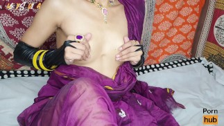 Сексуальная горничная в Saaree дает лучший футфетиш и мастурбирует в разных стилях.