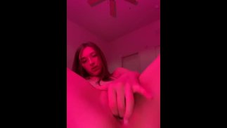 Симпатичная 19-летняя шлюшка играет с розовой киской