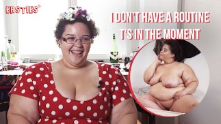 Ersties: Любительская девушка трахает пальцами свою бритую киску