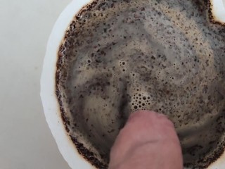挽いた豆でコーヒー小便の新鮮なカップを作る