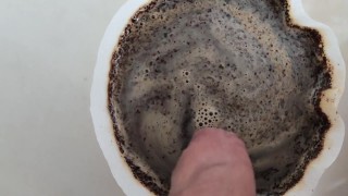 Haciendo una taza fresca de café mear con granos molidos
