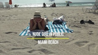 Chica Desnuda Caminando Público en la Playa | Miami, Florida
