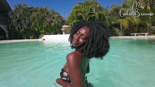 Black model, chillen bij het zwembad voor fotoshoot (Hot Chocolate Pussy)
