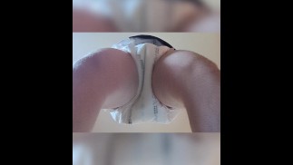 弄湿我的尿布。如果我是女孩，那将是一个掀裙视频。
