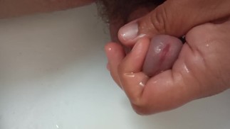 играю с глазком, пока писаю 