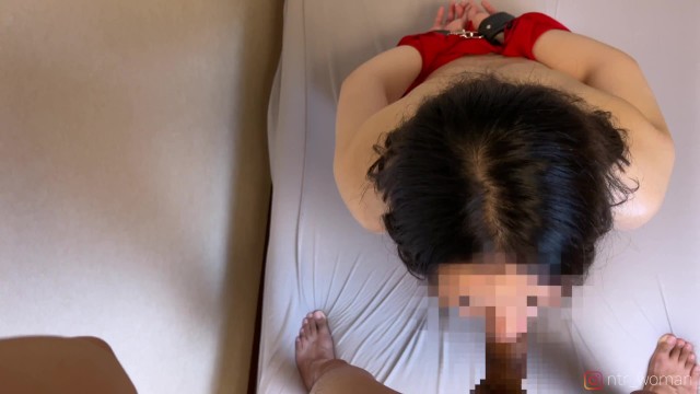 【個人撮影】手足を拘束した他人妻にひたすらフェラさせてる素人不倫カップルの投稿映像が生々しい - エロワールドの無料エロ動画
