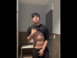 Masturbação no Banheiro De Twink Asiático Em Forma