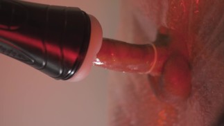 他妈的机器人猫 Fleshlight。机器人性爱机器。机器人 Fleshlight。用避孕套操我的玩具