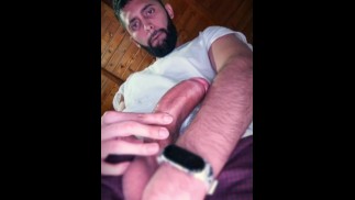 Интенсивная мастурбация со слюной перед сном Я поглаживаю свой большой необрезанный латиноамериканский член, пока не выстрелю БОЛЬШОЙ заряд