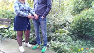 Горячий золотой дождь от большого члена на открытом воздухе